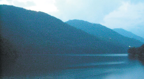 히말라야 안나푸르나(8091m)에 오르는 관문인 휴양도시 포카라 중앙에 자리잡은 페와 호수는 날씨가 맑으면 눈 덮인 봉우리와 구름이 호수 표면에 거울처럼 비치는 장관을 연출한다.