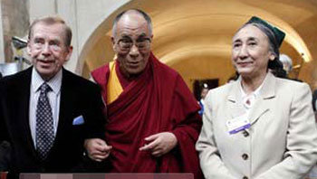 티베트의 지도자 달라이 라마(가운데)가 10일 체코 프라하에서 바츨라프 하벨 전 체코 대통령과 회담한 뒤 중국의 소수민족인 위구르족의 대모로 불리는 레비야 카디르 세계위구르회의 의장(오른쪽)을 하벨 전 대통령에게 소개하며 기념촬영을 하고 있다. 사진 출처 궈지셴취도보