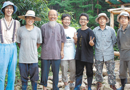 전남 영광군 대마면 태청산에서 평화마을을 건설하는 황대권 씨(왼쪽에서 세번째)와 생명평화결사 회원들. 이들은 인공적인 구조물이나 에너지 소비가 없는 그야말로 자연의 상태에서 조화를 이루며 살아가는 게 꿈이다. 연합뉴스