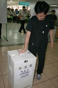 ▲15일 울산에서 새 집행부 선출을 위한 투표를 하고 있는 현대자동차 노조원. 연합뉴스  ☞ 사진 더 보기