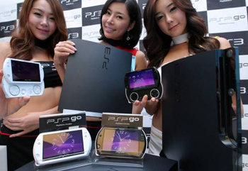 16일 서울 한강공원 잠원지구 프라디아에서 열린 소니컴퓨터엔터테인먼트 신제품발표행사에서 도우미들이 슬림하고 가벼워진 신형 '플레이스테이션3(PlayStation3)' 와 'PSP go'를 선보이고 있다. 연합뉴스
