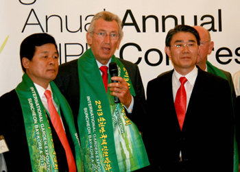 15일(현지 시간) 스페인 사라고사에서 열린 국제원예생산자협회 총회에서 개최지 선정 내용을 발표한 듀크 하버 국제원예생산자협회 회장(가운데)과 노관규 순천시장(오른쪽). 사라고사=연합뉴스