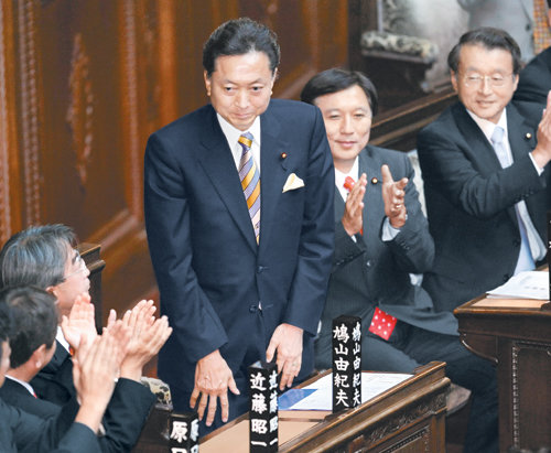 하토야마 “오늘은 변화의 출발점”… 日 민주당 정권 출범하토야마 유키오 일본 신임 총리가 16일 특별국회 중의원에서 동료 의원들의 박수를 받으며 일어나 총리 취임 인사를 하고 있다. 일본 국회는 이날 총리 지명 선거를 통해 8·30총선에서 자민당을 꺾은 민주당의 하토야마 대표를 제93대 총리로 선출했다. 하토야마 총리는 기자 회견에서 “이 나라를 진정한 국민주권의 세상으로 만들겠다”고 다짐했다. 도쿄=AFP 연합뉴스