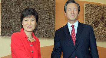한나라당 정몽준 대표와 박근혜 전 대표가 18일 오후 국회 의정관 가배두림에서 만나 악수하고 있다. 연합