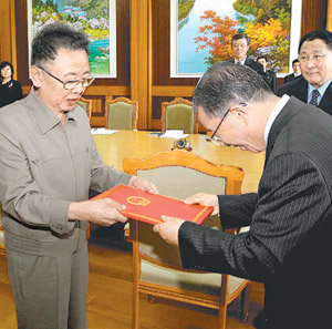 후진타오 친서 받는 김정일 김정일 북한 국방위원장(왼쪽)이 18일 평양에서 다이빙궈 중국 외교담당 국무위원에게서 후진타오 국가주석의 친서를 받고 있다. 김 위원장은 다이빙궈 국무위원에게 비핵화 문제 등과 관련해 “양자 또는 다자 대화를 통해 해결하기를 희망한다”고 말했다고 신화통신이 전했다. 평양=조선중앙통신·연합뉴스