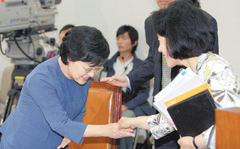 “악수는 해야죠” 자유선진당 박선영 의원(오른쪽)이 18일 국회에서 열린 백희영 여성부 장관 후보자의 인사청문회에서 백 후보자와 악수하고 있다. 박 의원은 이날 백 후보자 장남의 병역 문제 등에 대한 의혹을 제기했다. 연합뉴스