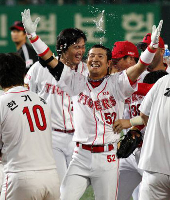 20일 광주 무등경기장에서 열린 2009 프로야구 기아 타이거즈와 LG 트윈스의 경기에서 9회말 1사 2, 3루 기아 대타 최경환이 끝내기 안타를 치고 나서 기뻐하고 있다. 기아 5-4 승리. 연합뉴스