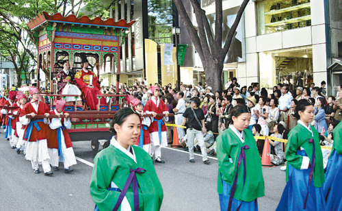“조선 왕실 행차요”… 서울-도쿄서 한일 우정의 축제20일 오후 일본 도쿄 오모테산도 주도로에서 조선 왕실 행차를 재현한 거리행진이 선보였다. ‘왕가의 나들이’라 불리는 이 퍼포먼스는 한국과 일본 15개 팀, 400여 명이 참여한 ‘한일교류 판타지 퍼레이드’ 가운데 하나다. 한일 국교정상화 40주년인 2005년 서울에서 열린 ‘한일 우정의 해’를 시작으로 올해 5년째를 맞은 이 축제는 ‘한일축제한마당 2009 인(in) 도쿄’라는 이름으로 일본에서는 처음 열렸다. 도쿄=연합뉴스