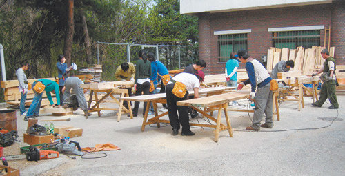 전통 목조기술을 가르치는 ‘지용한옥학교’에서 올 4월 개설한 목조학교 교육 프로그램 수강생들이 직접 나무를 가공해 정자를 만드는 작업을 하고 있다. 사진 제공 (주)한옥과 문화