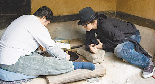 배용준(오른쪽)이 4월 초 강원 춘천시의 동아시아 차연구소를 방문해 박동춘 소장이 찻잎을 덖는 것을 유심히 살펴보고 있다. 사진 제공 비오에프