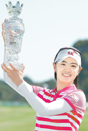 얼마나 기다렸던 순간인가. 그토록 원하던 우승 트로피를 들어 올린 최나연이 환하게 웃고 있다. 최나연은 21일 삼성월드챔피언십에서 극적인 재역전 드라마를 쓰며 LPGA투어 첫 승을 거뒀다. 샌디에이고=로이터 연합뉴스