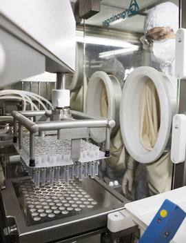전남 화순군 녹십자 백신 공장 안에서 한 직원이 백신 원액을 주사기에 담는 과정을 지켜보고 있다. 사진 제공 녹십자
