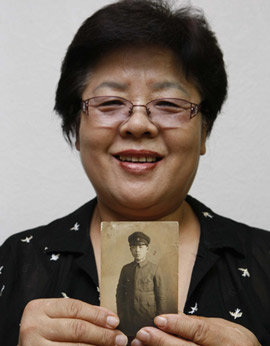 남북이산가족 상봉에서 만날 아버지 전기봉 씨의 사진을 들고 있는 전향자 씨. 김재명 기자