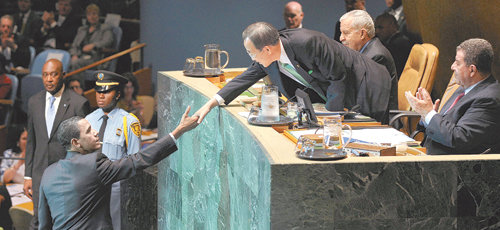 기후변화회의서 만난 오바마-반기문버락 오바마 미국 대통령(왼쪽)이 22일(현지 시간) 미국 뉴욕 유엔본부에서 열린 기후변화정상회의에서 연설을 마친 뒤 반기문 유엔 사무총장과 악수하고 있다. 뉴욕=EPA 연합뉴스