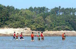 23일 전북 부안군 변산면 하섬일대를 국립공원관리공단 직원들이 수색하고 있다. 연합뉴스