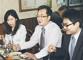 박진호 에넥스 사장이 23일 서울 서초구 서초동 본사 인근 된장비빔밥집에서 특판팀 직원 5명과 아침 식사를 하고 있다. 사진 제공 에넥스