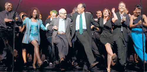 21일 미국 뉴햄프셔 주 하노버의 다트머스대 강당에서 열린 총장 취임 축하 예술공연에서 김용 다트머스대 신임 총장(가운데)이 교직원 학생들과 춤을 추고 있다. 사진 제공 다트머스대