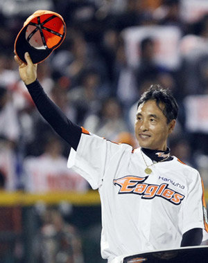 21년간 마운드를 지켰다. 그가 던지면 기록이 됐다. 이제 떠나야 할 시간이다. 한화 송진우가 23일 은퇴경기인 LG와의 대전 홈경기에서 5회말이 끝난 뒤 열린 은퇴식에서 카퍼레이드를 하고 있다. 송진우는 1회초 LG 톱타자 박용근을 상대한 뒤 마운드를 내려왔다. 박용근은 투수앞 내야 안타를 쳤다. 대전=연합뉴스