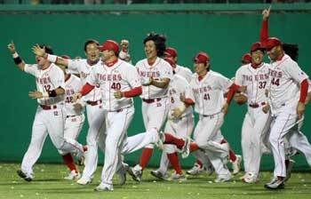 2009 프로야구 기아타이거즈 대 히어로즈 경기가 군산 월명야구장에서 열렸다. 5-0 승리를 거두며 패넌트레이스 우승을 확정한 기아 선수들이 기뻐하고 있다. 군산 | 김종원기자