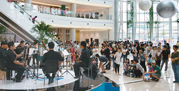 서울 영등포구 영등포역 부근에 초대형 복합쇼핑몰 타임스퀘어가 들어서면서 소비력을 갖춘 젊은 고객이 늘어 서울 서남부 상권에 활기가 돌고 있다. 사진은 24일 타임스퀘어를 찾은 고객들이 쇼핑몰에서 마련한 음악 공연을 즐기고 있는 모습. 사진 제공 경방