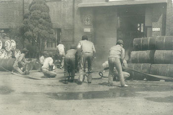 애경유지 영등포 공장(현 AK플라자 구로본점)에서 1970년대 중반 민방위 대원들이 화재 진압 훈련을 하는 모습. 영등포 공장 화재는 안전의 중요성을 재확인하는 동시에 임직원의 단합을 다지는 계기가 됐다. 사진 제공 애경그룹