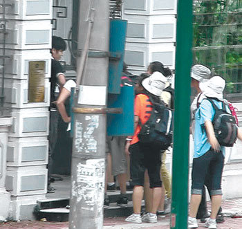 탈북자 9명이 24일 베트남 수도 하노이 주재 덴마크대사관에 진입하는 모습. 사진은 이들을 배후에서 도운 한국인 활동가가 찍은 것으로 추정된다. 하노이=로이터 연합뉴스