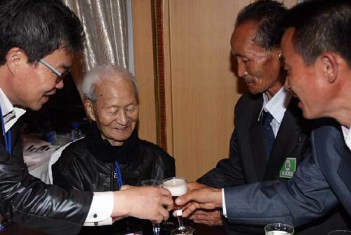 추석 이산가족상봉 첫날인 26일 금강산 호텔에서 정대춘(95세)씨가 북측 아들, 손자와 건배를 하고 있다. 이번 상봉은 2년여 만에 재개됐다. 연합뉴스