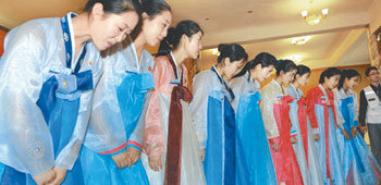 27일 오후 북한 금강산호텔에서 북측 접대원들이 점심을 먹기 위해 식사 장소에 들어오는 이산가족들을 맞으며 고개 숙여 인사하고 있다. 금강산=사진공동취재단