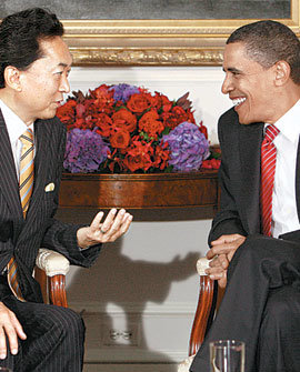 버락 오바마 미국 대통령(오른쪽)이 23일 뉴욕에서 일본의 하토야마 유키오 총리를 만나 환담하고 있다. 뉴욕=AP 연합뉴스