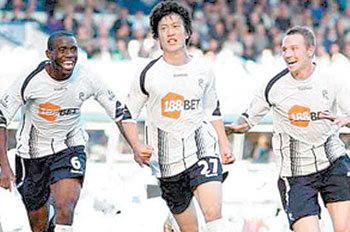 “감 잡았어!” 볼턴 이청용(가운데)이 26일 버밍엄과의 정규리그 방문경기에서 1-1로 맞선 후반 41분 프리미어리그 첫 골을 결승 골로 장식한 뒤 그라운드를 질주하고 있다. 사진 출처 볼턴 원더러스 홈페이지