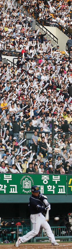 ‘화끈한 타격이 돋보였다!’ 4월 4일 개막해 6개월 가까이 달려온 2009 프로야구 정규 시즌이 26일 경기를 끝으로 막을 내렸다. 8개 구단 전체 타율과 홈런은 1999년에 이어 역대 2위에 이르렀을 만큼 타고투저가 맹위를 떨친 한 해였다. 동아일보 자료 사진