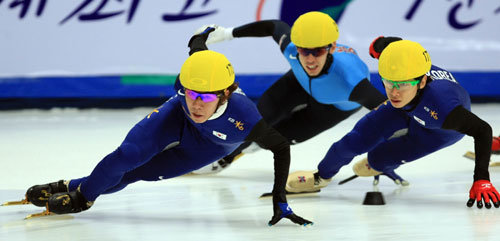 금빛 질주 27일 서울 목동아이스링크에서 열린 쇼트트랙 월드컵 2차 대회 남자부 1000m 결승에서 이호석(왼쪽)이 가장 앞서 코너를 돌고 있다. 이호석은 1분35초053의 기록으로 우승했다. 연합뉴스