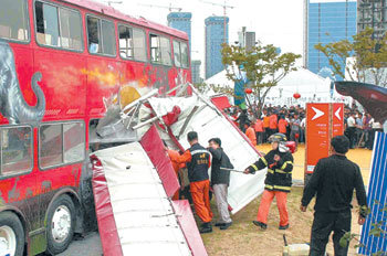 27일 낮 인천 송도국제도시 내 2009 인천 세계도시축전 행사장에 경비행기 1대가 추락해 탑승자 1명이 숨지고 조종사 1명이 크게 다쳤다. 추락 지점 주변에 있던 관람객 11명도 중경상을 입었다. 사고 비행기는 주 행사장 내 전시용 버스에 부딪쳐 형태를 알아볼 수 없을 정도로 망가졌다. 사진 제공 기호일보