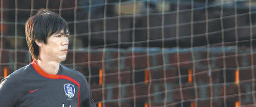 20세 이하 축구대표팀 홍명보 감독이 28일 이집트 수에즈 마리나 연습구장에서 선수들의 훈련을 유심히 지켜보고 있다. 27일 C조 1차전에서 카메룬에 0-2로 패한 한국은 29일 열리는 독일과의 경기에서 최소한 비겨야 16강 진출의 희망을 이어갈 수 있다. 수에즈=연합뉴스