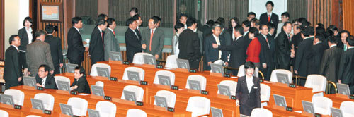 퇴장하는 민주당, 투표하는 한나라 28일 오후 국회 본회의장에서 정운찬 국무총리 후보자에 대한 임명동의안 투표가 시작되자 회의장 밖으로 퇴장하는 민주당 의원들(왼편)과 투표장으로 향하는 한나라당 의원들(오른편)이 어색하게 마주치고 있다. 김동주 기자