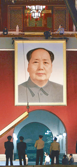 매년 교체되는 마오쩌둥 초상화 10월 1일 중국 건국 60주년 기념일을 나흘 앞둔 27일 오후 10시. 베이징 톈안먼에 걸린 마오쩌둥 전 국가주석의 초상화가 교체되고 있다. 가로 4.6m, 세로 6m, 무게 1.5t의 이 초상화는 매년 이맘때 교체된다. 사진 제공 중국청년보