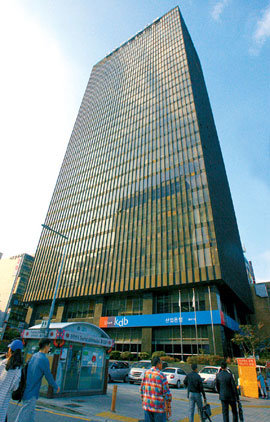 서울 종로구 삼일빌딩은 1970년 한국의 대도시 마천루 시대를 연 31층 오피스빌딩이다. 루트비히 미스 반데어로에가 설계한 미국 뉴욕 시그램 빌딩과 닮은 점이 많다. 원대연 기자