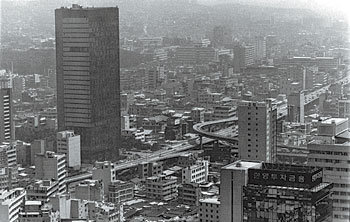 1980년 촬영한 삼일빌딩 전경. 1985년 여의도 63빌딩이 생기기 전까지는 한국에서 가장 높은 건물이었다. 동아일보 자료 사진
