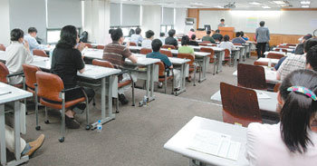 올해 3월 개원한 25개 로스쿨이 두 번째 신입생을 선발하기 위한 원서 접수를 10월 5일 시작한다. 수험생들은 대학별 전형 요강을 숙지하고 본인에게 유리한 곳을 골라 맞춤형 대비를 해야 한다. 지난해 제1회 법학적성시험(LEET)을 보고 있는 수험생들의 모습. 동아일보 자료 사진