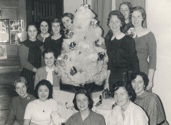 장영신 회장(앞줄 왼쪽에서 두 번째)이 미국 유학 기간에 크리스마스 파티에서 화학과 동기들과 함께 찍은 사진. 사진 제공 애경그룹