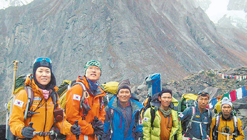 고산 등반은 흔히 ‘자신과의 고독한 싸움’이라고 한다. 그러나 안나푸르나 원정대의 오은선 대장(왼쪽)은 동고동락하는 이들이 있어 외롭지 않다. 오 대장이 셰르파들과 함께 캠프1로 떠나기 전 포즈를 취했다. 왼쪽에서 두 번째는 백동민 대원. 안나푸르나=한우신  기자