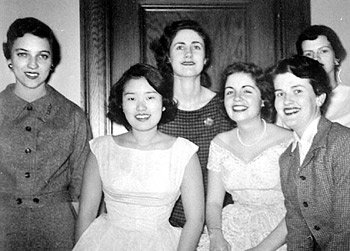 장영신 회장(왼쪽에서 두 번째)이 1959년 미국 유학 당시 학교 합창단 공연을 마치고 친구들과 함께 사진을 찍었다. 합창단 활동은 유학 시절의 외로움을 달래는 행복한 탈출구였다. 사진 제공 애경그룹