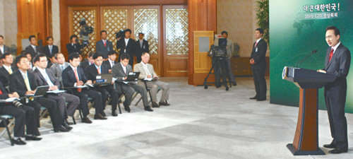 이명박 대통령이 30일 청와대에서 열린 주요 20개국(G20) 정상회의 2010년 유치 관련 특별 기자회견에서 출입기자들의 질문에 답변하고 있다. 청와대사진기자단