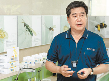 ㈜세실이 보유하고 있는 천적 곤충 앞에서 그린 생명산업과 한국 농업의 국제 경쟁력을 열정적으로 설명하고 있는 ‘벌레장사’ 이원규 대표. 서영수 기자
