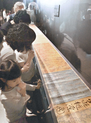 30일 서울 국립중앙박물관에서 ‘몽유도원도’ 두루마리를 감상하고 있는 관람객들.
