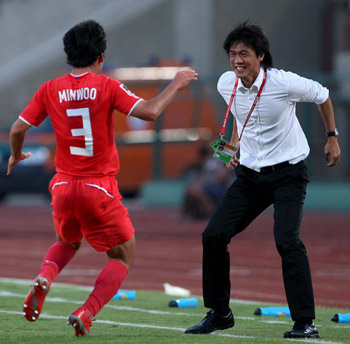 “해낼 줄 알았어”청소년 축구대표팀 김민우(왼쪽)가 29일 독일과의 20세 이하 월드컵 C조 2차전에서 0-1로 뒤진 후반 26분 동점 골을 넣은 뒤 홍명보 감독을 향해 달려가고 있다. 수에즈=연합뉴스