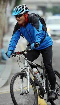 이재오 신임 국가권익위원장이 1일 오전 자전거를 타고 미근동 권익위로 첫 출근하고 있다. 연합뉴스
