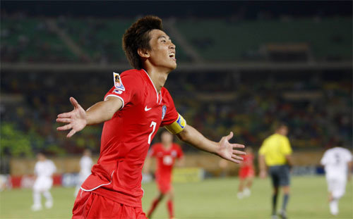 3일 새벽(한국시각) 이집트 수에즈 무바라크 스타디움에서 열린 2009 국제축구연맹(FIFA) 20세 이하(U-20) 월드컵 C조 3차전 한국과 미국 경기에서 구자철이 3번째골을 넣고 나서 환호하고 있다. 연합뉴스