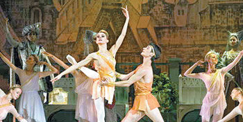 크렘린 발레단이 국립극장 해오름극장에서 공연하는 발레 ‘에스메랄다’. 중세 파리를 배경으로 집시 에스메랄다를 둘러싼 음모와 사랑을 그렸다. 사진 제공 국립극장