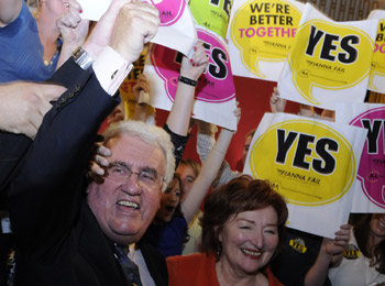 승리의 환호3일 리스본조약의 아일랜드 국민투표 가결이 확정되자 아일랜드의 딕 로체 EU 장관(앞줄 왼쪽)이 “우리는 함께 할 때가 더 좋다”는 문구가 적힌 종이를 손에 들고 찬성론자들과 함께 환호하고 있다. 더블린=신화 연합뉴스